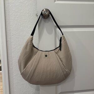 Lululemon pleated shoulder bag 10L.